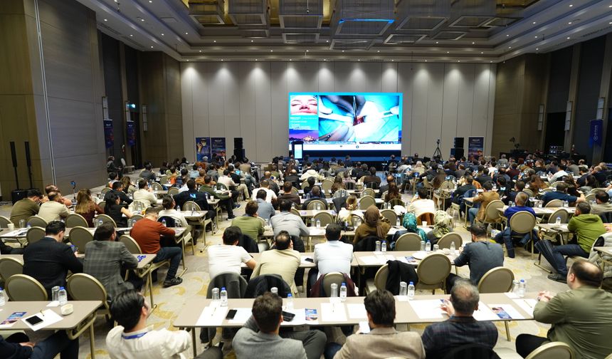 Medipol'de 'NoseCraft' canlı cerrahi toplantısı yapıldı