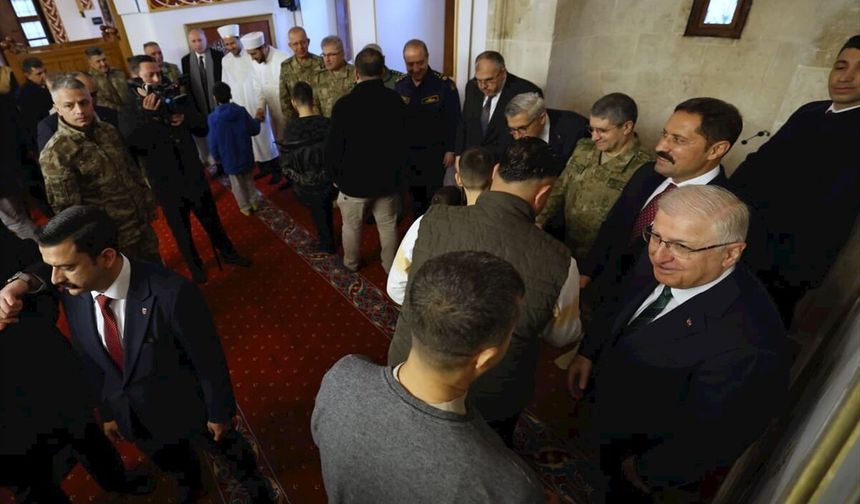 Milli Savunma Bakanı Güler, bayram namazını Hatay'da kıldı