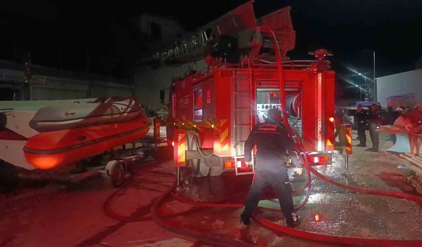 Antalya'da tekne imalathanesinde yangın