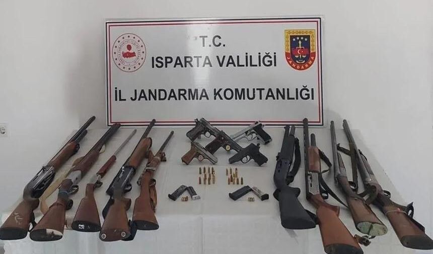 Eğirdir'de ruhsatsız silah operasyonu: 5 şüpheli gözaltına alındı