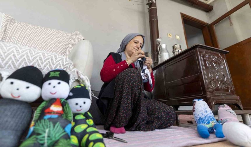 Mersin'de evler atölyeye dönüştü: Kadınlar çoraptan oyuncak yapıyor