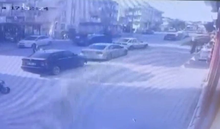 Otomobille çarpışan motosikletteki 2 kişi metrelerce savruldu: 3 yaralı