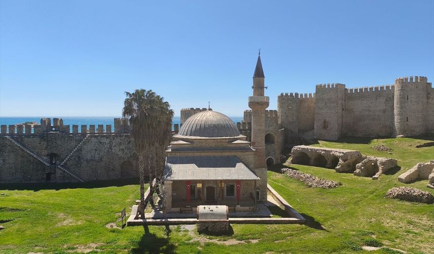 Anamur İlçe Müftüsü Mehmet Fidan, Mamure Kalesi'ndeki Kale Camisi'ni inceledi