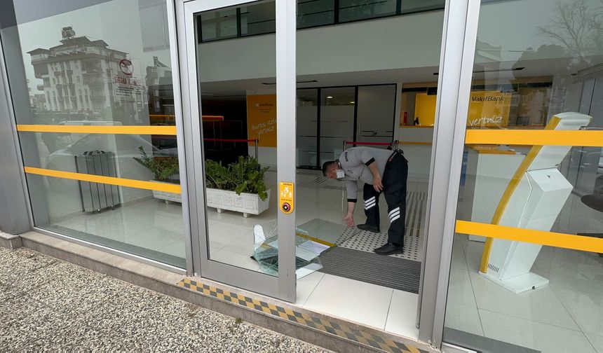 Antalya'da bir bankanın camını kıran şüphelinin yakalanması için çalışma başlatıldı