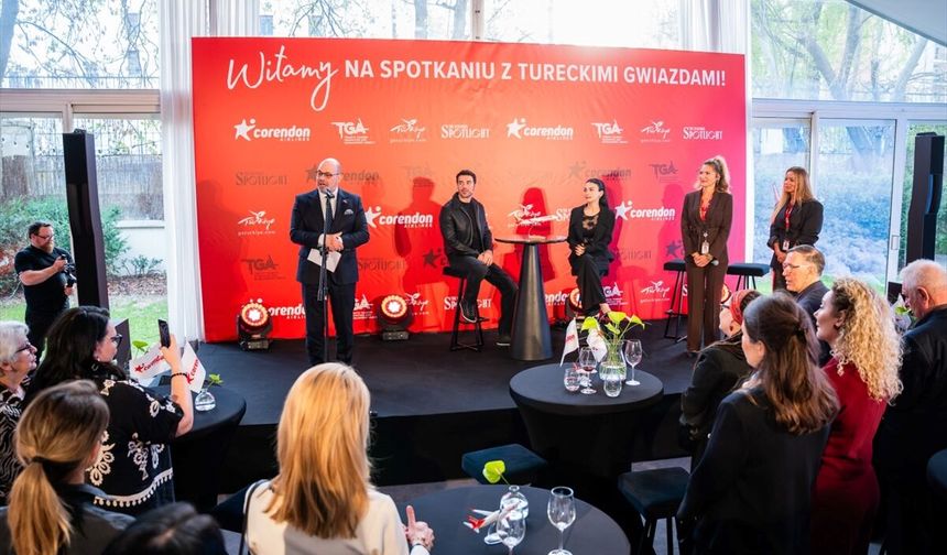 Corendon Airlines, oyuncular Özge Yağız ve Yusuf Çim'i Varşova'da hayranlarıyla buluşturdu