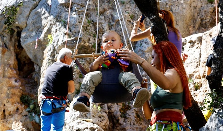 Dağcı çift 15 aylık bebekleriyle 6 zirveye tırmandı