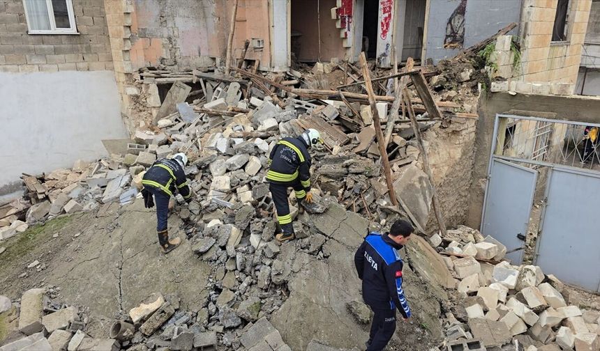 Gaziantep'te çöken metruk bir evin molozlarının kapattığı yan binadaki 2 kişi kurtarıldı