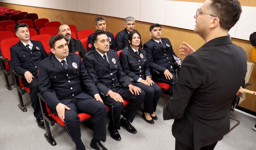 Güvenliği sağlayan polisler oluşturdukları müzik topluluğuyla gönüllere de dokunuyor