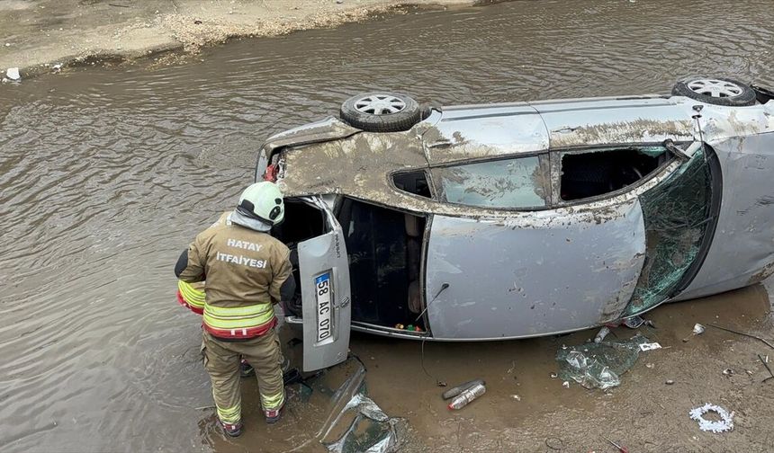 Hatay'da kanala devrilen otomobildeki anne ve bebeği yaralandı