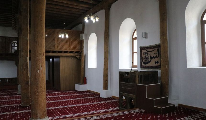 Isparta'da 8 asırlık Afşar Cami zamana direniyor
