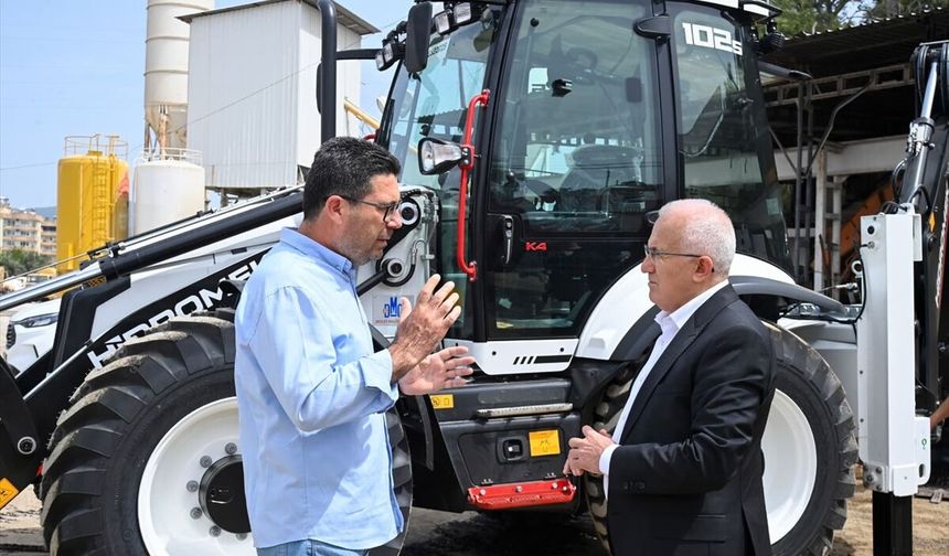 Kumluca Belediyesi iş makinesi filosunu güçlendirdi