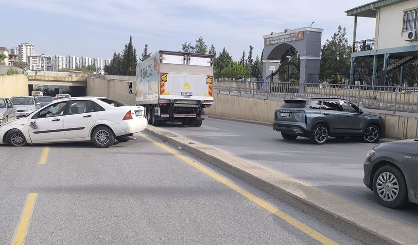 Mersin'de cip ile otomobilin çarpıştığı kazada 2 kişi yaralandı