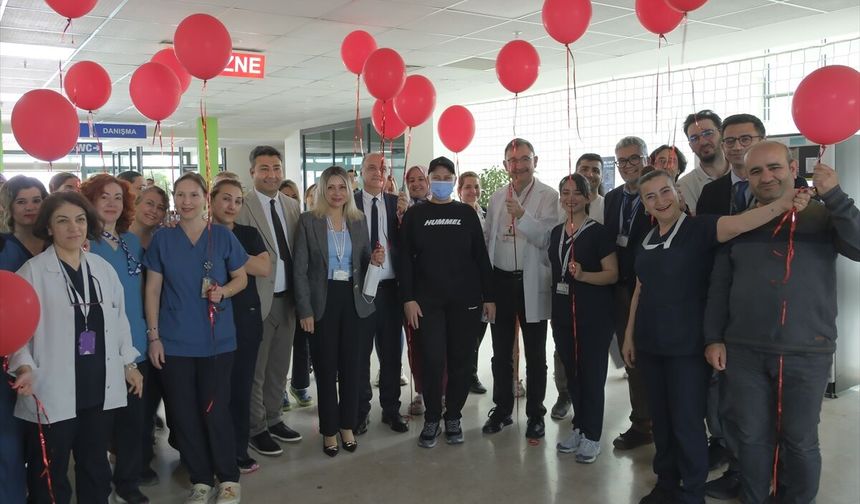 Mersin'de ilik kanserini yenen kadın, hastaneden gökyüzüne bırakılan balonlarla taburcu edildi