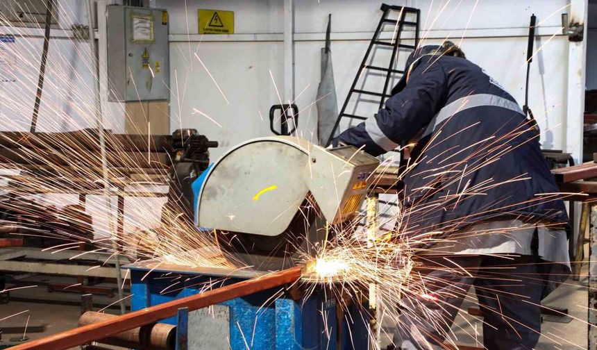 Antalya Büyükşehir Belediyesi kent mobilyalarını kendi atölyelerinde üretiyor