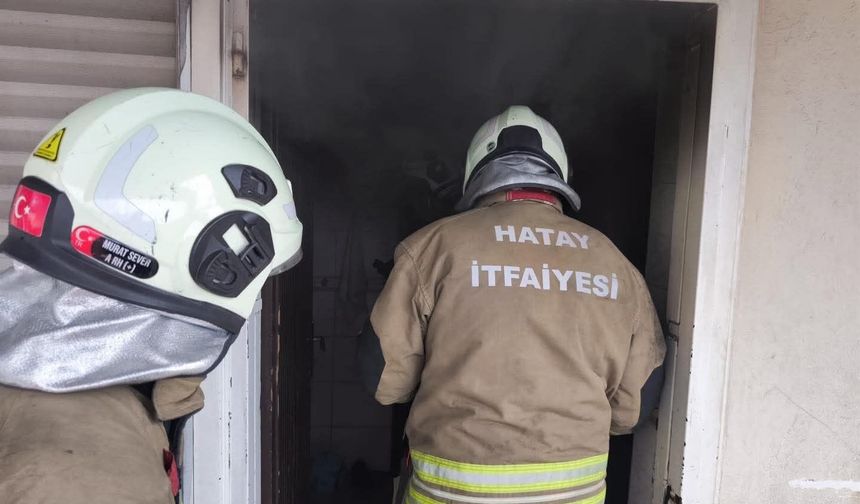 İskenderun'da evin mutfağı alevlere teslim oldu