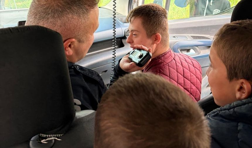 Osmaniye'de özel öğrencilerden polislere çiçekli sürpriz