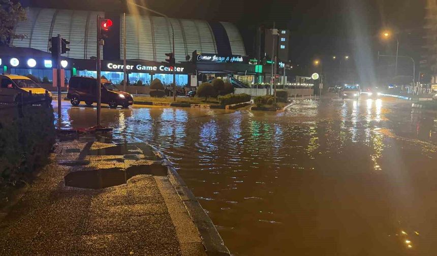 Osmaniye'de sağanak yağış hayatı olumsuz etkiledi