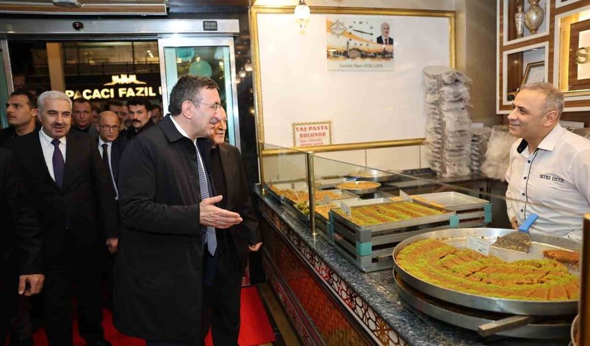 Cumhurbaşkanı Yardımcısı Yılmaz’dan Diyarbakır’da ‘tatlı’ molası