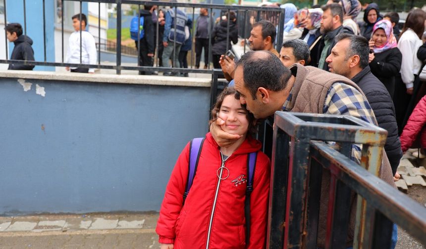 Saldırı Sonrası İlk Ders: Veliler Öperek Uğurladı