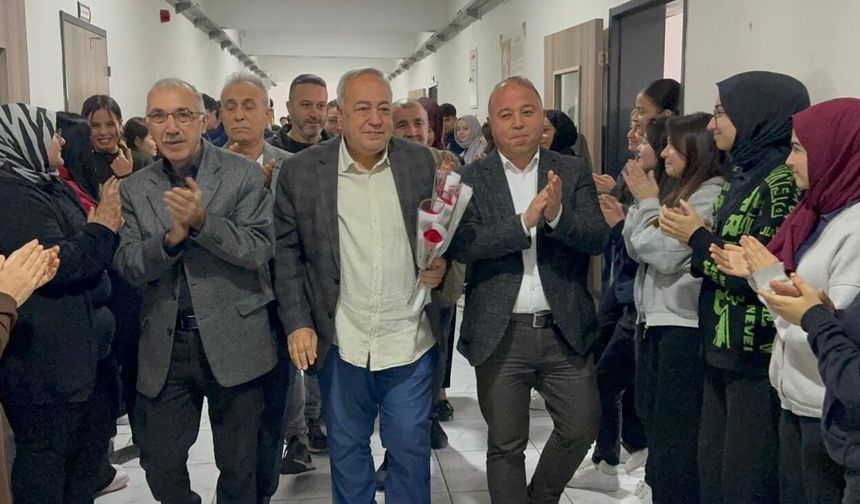 40 Yıllık Öğretmen Ali Paksoy Alkışlarla Emekli Oldu