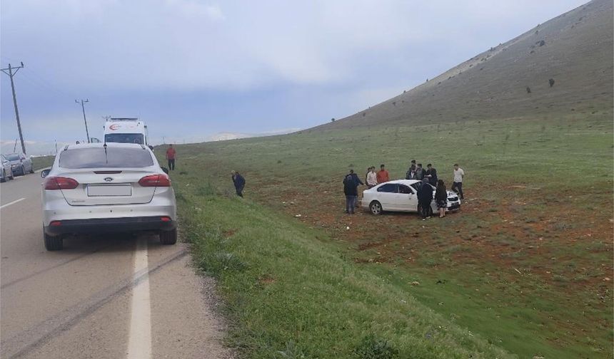 Afşin’de Lastiği Patlayan Otomobil Tarlaya Uçtu: 2 Yaralı