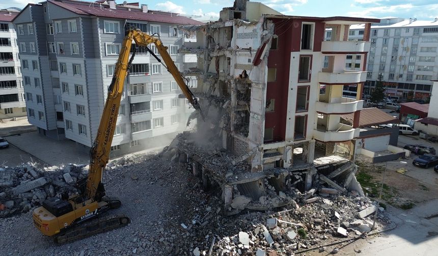 Afşin’de Rezerv Alanındaki Binaların Yıkımı Sürüyor