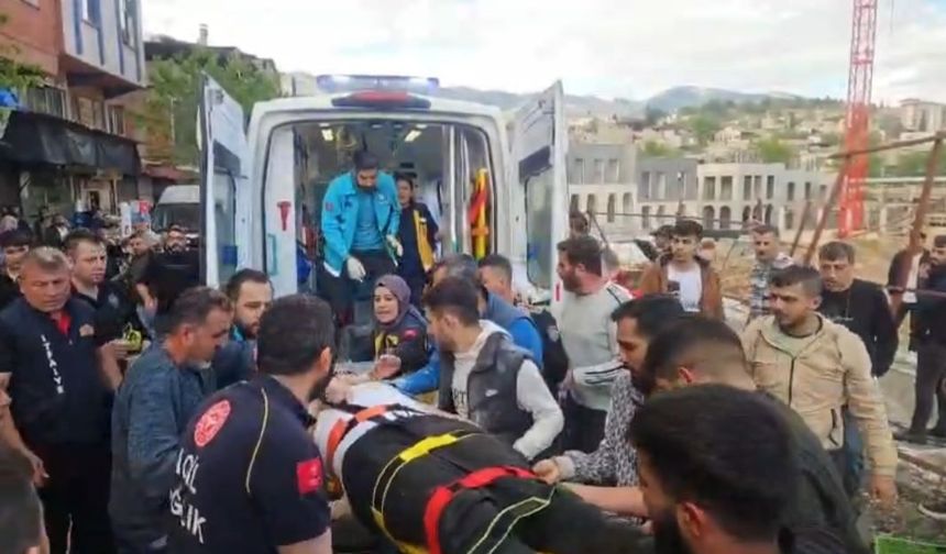 Çöken Yol Çocuğu Toprakla Duvar Arasına Sıkıştırdı