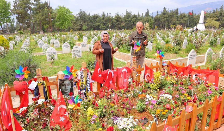Okul Saldırısında Hayatını Kaybeden Çocukların Ziyaretçileri Eksik Olmuyor