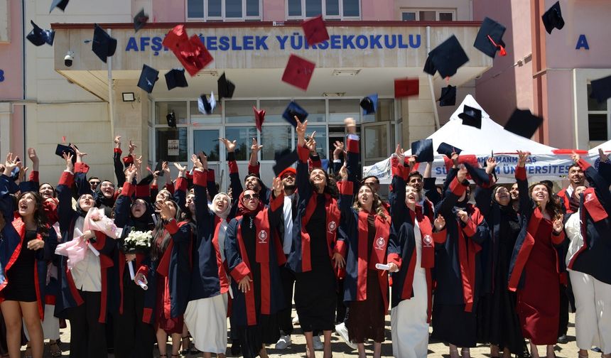 Afşin MYO’da Mezuniyet Coşkusu Yaşandı: 30. Dönem Mezunları Kep Attı