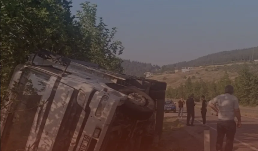Otomobil Traktöre Çarptı: 1 Yaralı