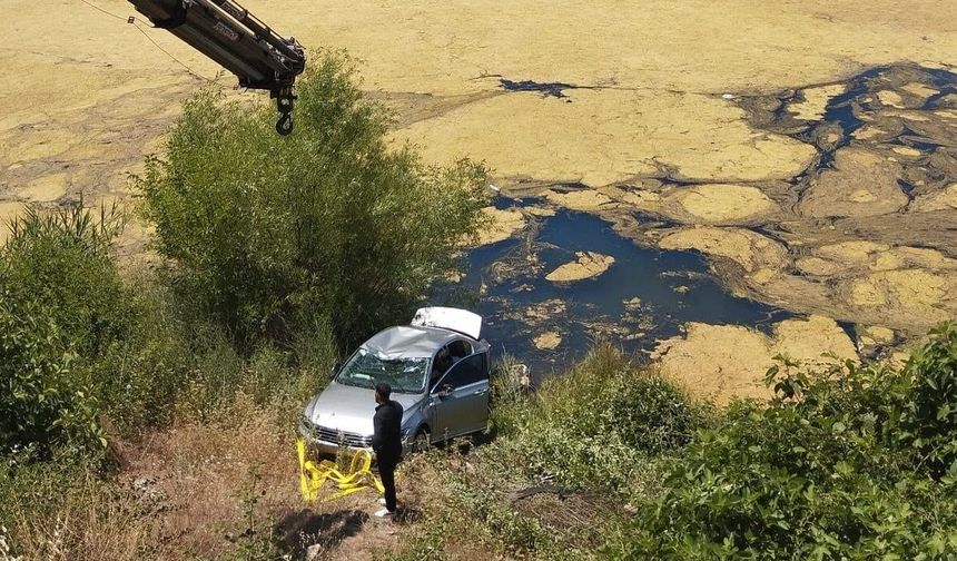 Otomobil Göle Düştü, Sürücü Kendi İmkânlarıyla Kurtuldu