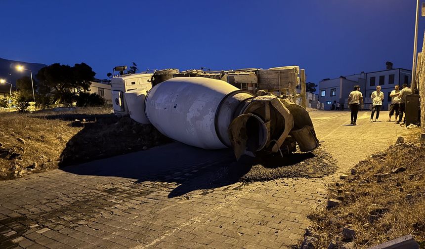 Kontrolden Çıkan Beton Mikseri Devrildi: 1 Yaralı