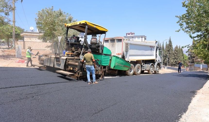 Asfalt İşçileri Bunaltıcı Sıcağa Rağmen Mesaisini Sürdürüyor