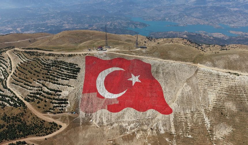 Dünyanın En Büyük Türk Bayrağı Yeniden Eski Görkemine Kavuştu