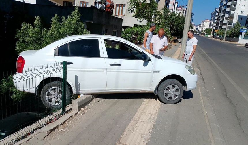 El Freni İhmal Edildi, Otomobil Kaldırımda Asılı Kaldı