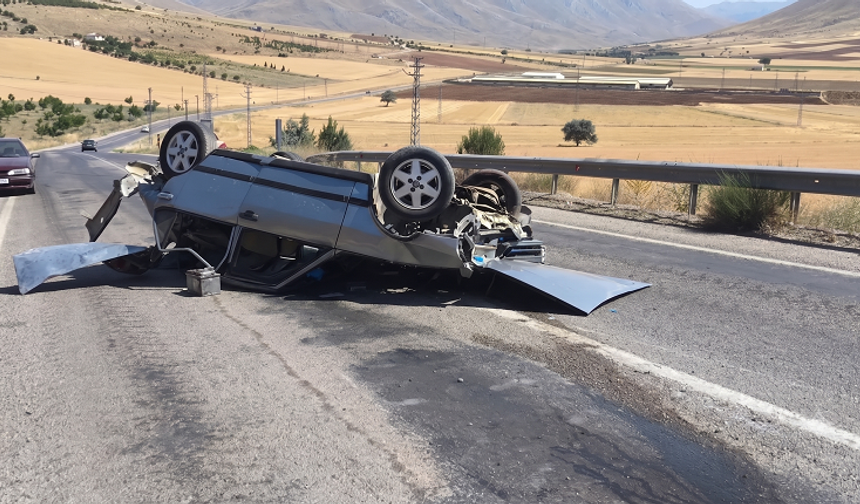 Kayalıklara Çarpan Otomobil Hurdaya Döndü: 1 Yaralı