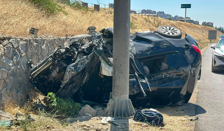 Kontrolden Çıkan Otomobil Direğe Çarptı: 2 Kişinin Durumu Ağır