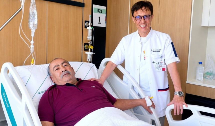 Kronik Hastalığına Rağmen Aynı Seansta Çifte Ameliyat