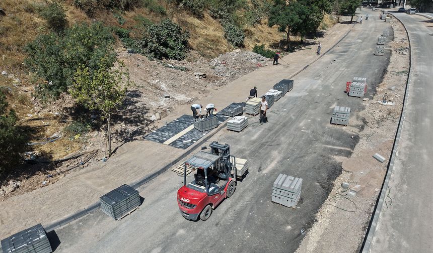 Nursultan Nazarbayev Bulvarı’nda Dönüşüm Yürüyüş Yolu İmalatıyla Sürüyor