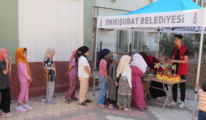 Onikişubat’ta Camiler Çiçek Açtı: Çocuklara Hem Eğitim Hem Hediyeler