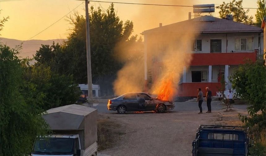 Seyir Halindeki Otomobil Alev Alev Yandı