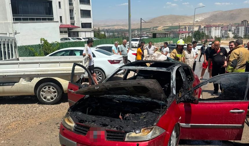 Seyir Halindeki Otomobil Alev Alev Yandı!