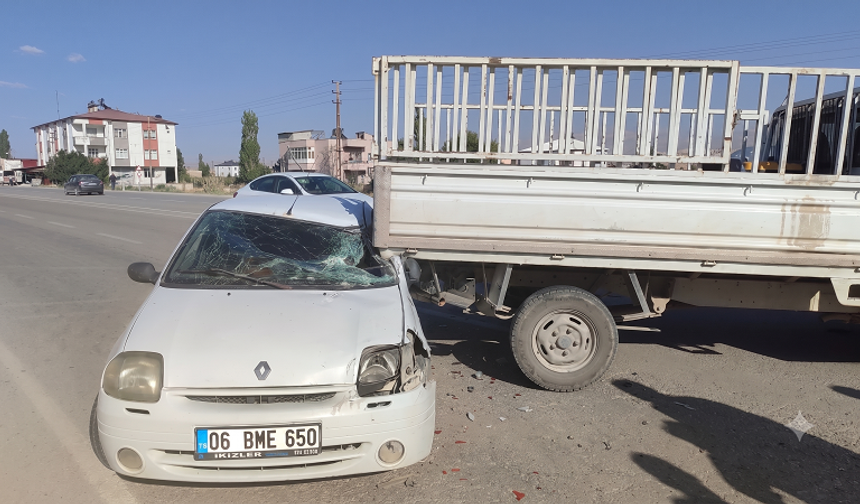 Zincirleme Trafik Kazasında 4 Araç Hasar Gördü, 1 Kişi Yaralandı