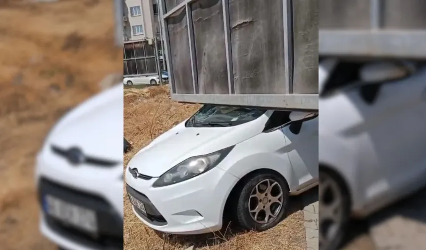 Otomobil Kaldırımda Yürüyen Kadına Çarptı