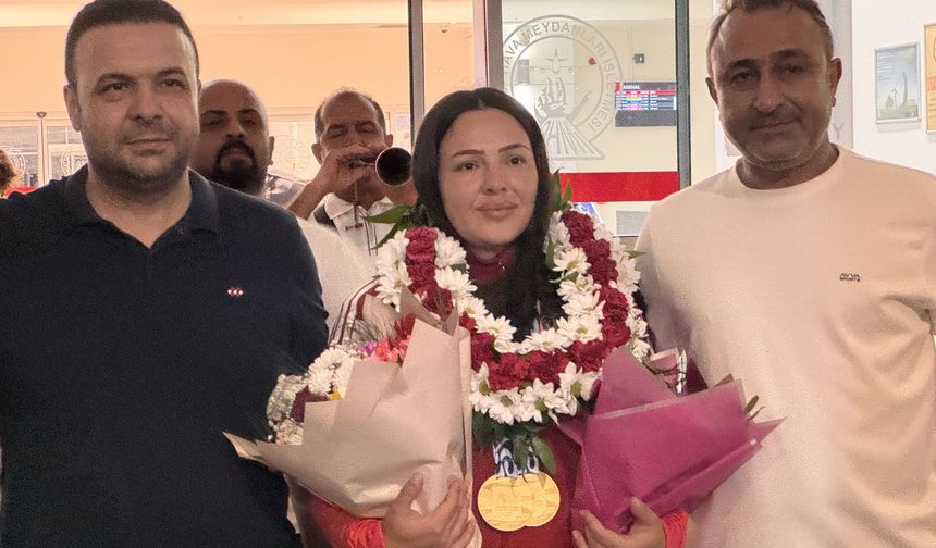 Çifte Altınla Kahramanmaraş’a Döndü! Şampiyon Safiye’ye Davullu Zurnalı Karşılama