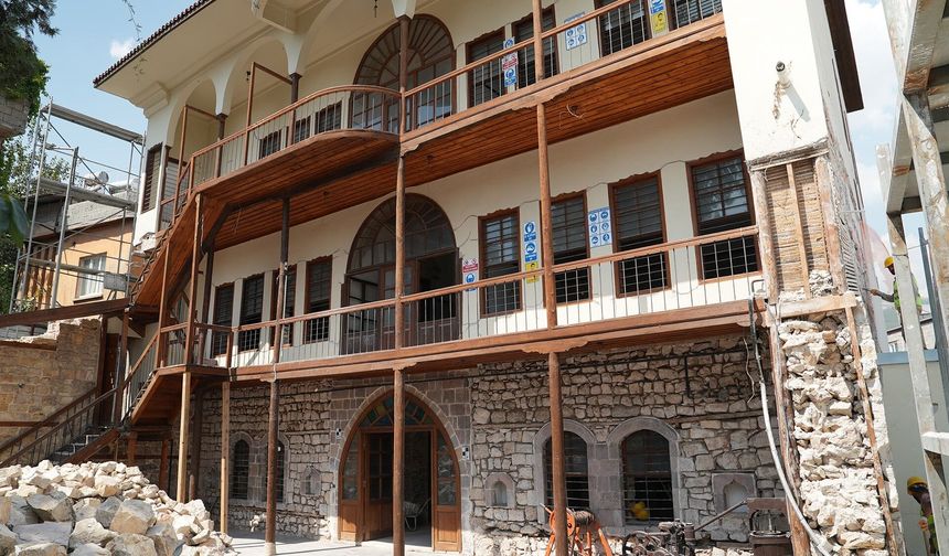 “Depremde Hasar Gören 200 Yıllık Kocabaş Konağı Yeniden Ayağa Kalkıyor”
