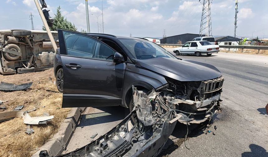 Hafif Ticari Araçlar Çarpıştı: 3 Yaralı