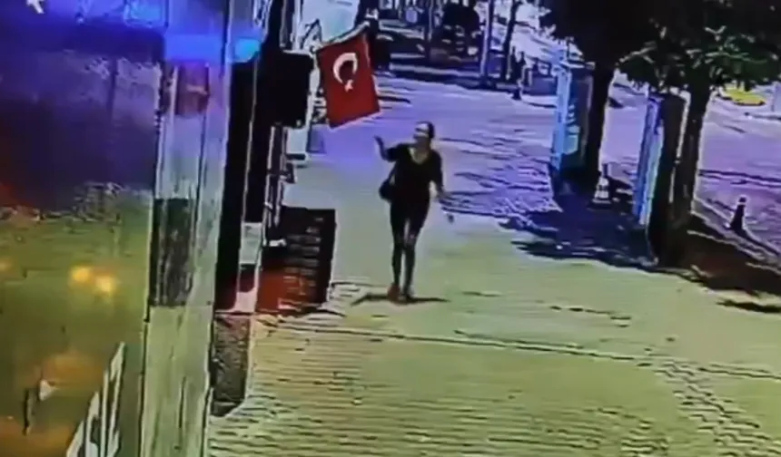 Türk Bayrağına Çirkin Saldırı! Çakmakla Ateşe Verdi