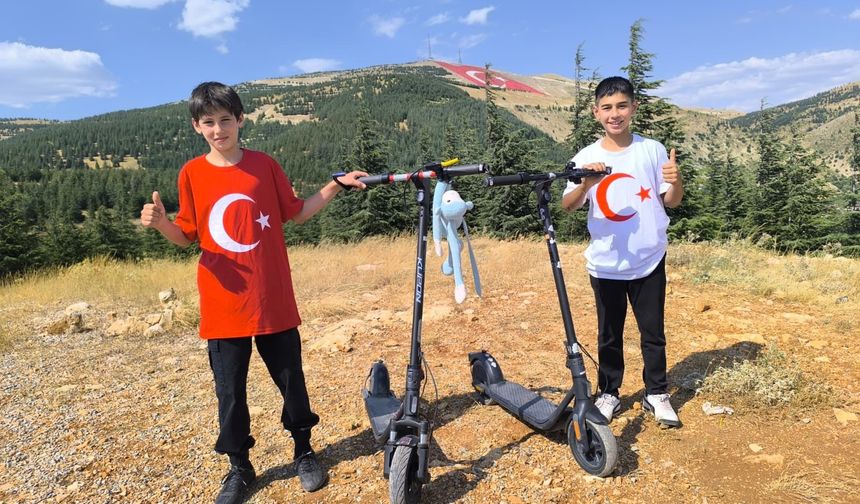 Bayrak Sevgisi İçin Scooterlarıyla 1830 Rakıma Çıktılar