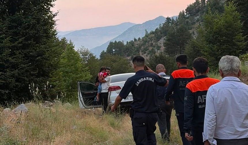 Yoldan Çıkan Araçta Mahsur Kalan Baba ve Kızı Kurtarıldı